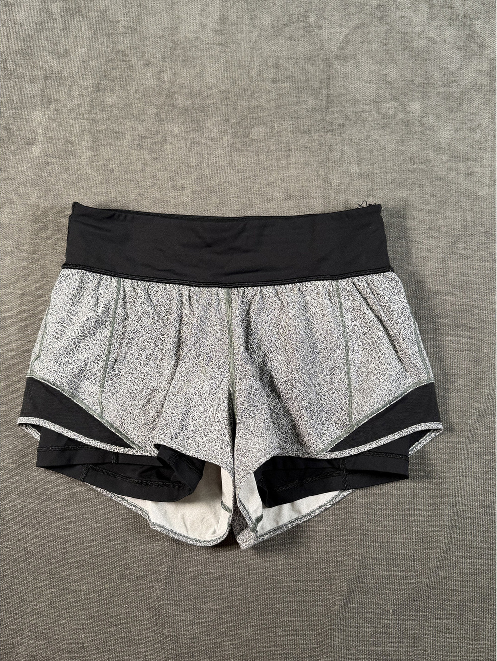 Lululemon Speed Up Mid-Rise Short 4" Fractal Alpine White Black, Size 6